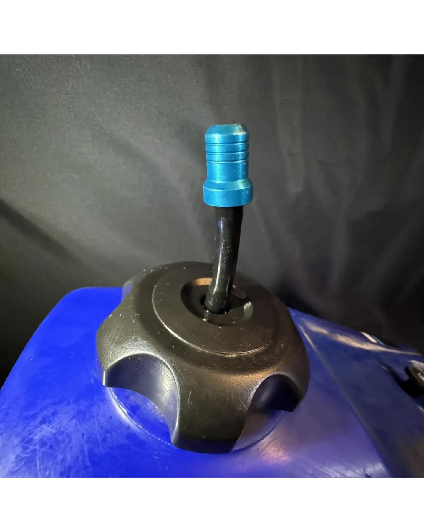02-21 2020 YZ125 Gas Fuel Tank OEM Screw Cap Blue 1C3-24110-90-00 Yamaha YZ 125 02-21 2020 YZ125 Gas Fuel Tank OEM Screw Cap Blue 1C3-24110-90-00 Yamaha YZ 125