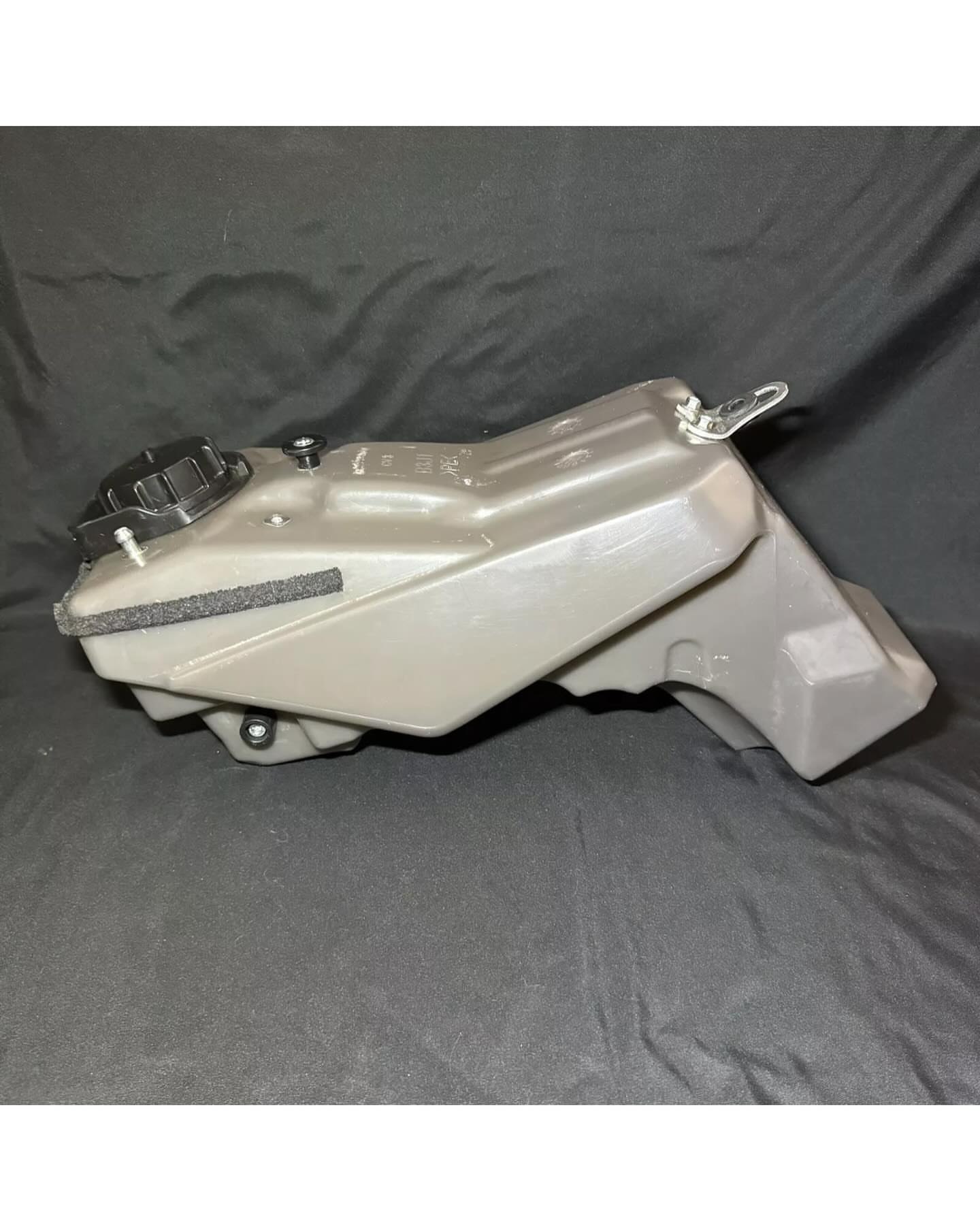 (LIKE NEW) 2020-2023 Yamaha YZ250FX OEM Gas Tank Petrol 2019-2023 YZ450FX Stock Fuel Cell (LIKE NEW) 2020-2023 Yamaha YZ250FX OEM Gas Tank Petrol 2019-2023 YZ450FX Stock Fuel Cell - Image 6