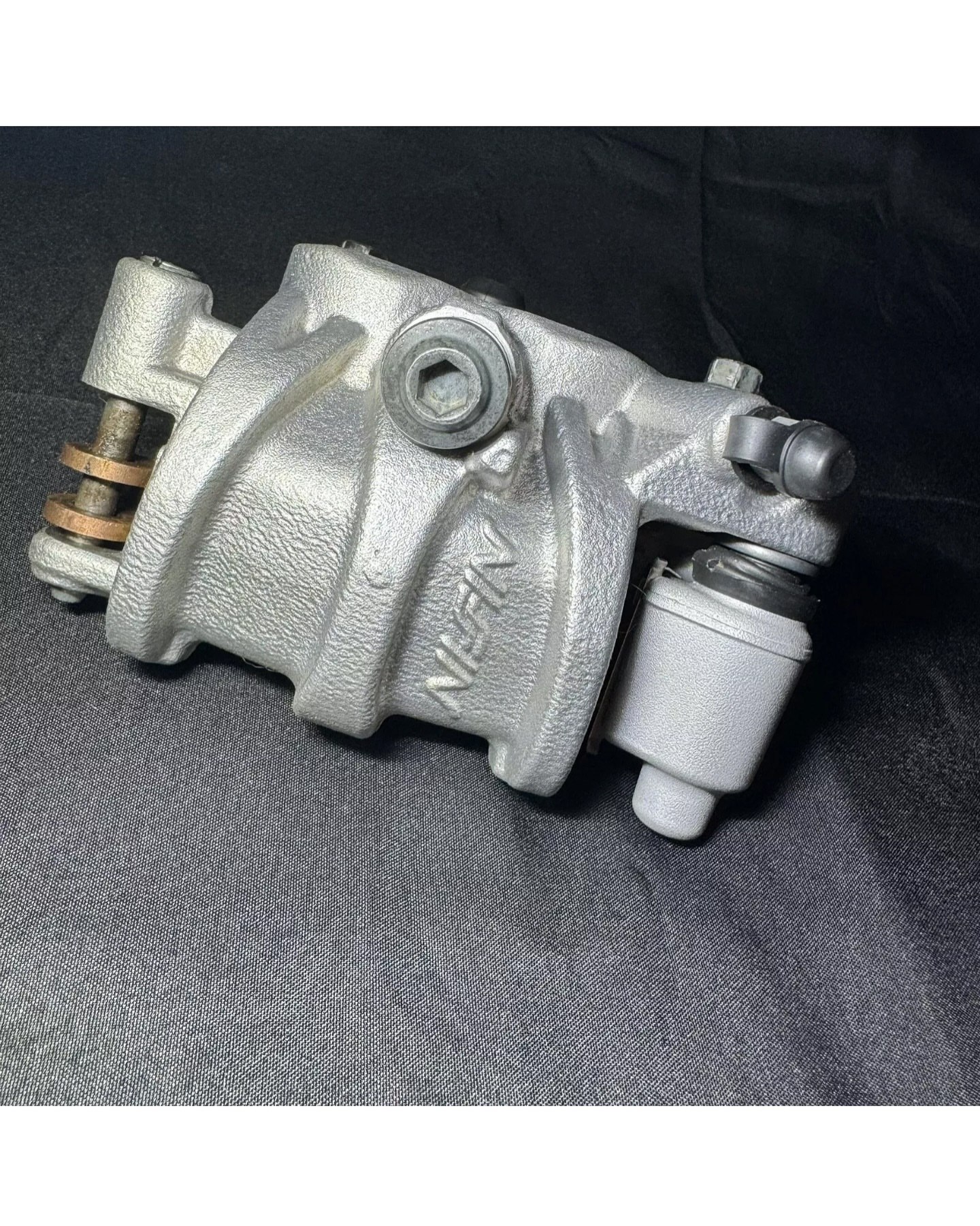 2020 16-21 YZ450F YZ 450F OEM Front Brake Caliper Bracket Pads B11-25807-00-00 2020 16-21 YZ450F YZ 450F OEM Front Brake Caliper Bracket Pads B11-25807-00-00